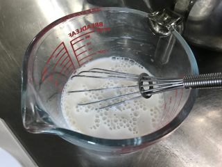 软绵绵吐司,搅拌机开1档略混合后
倒入水+牛奶+酵母的液体