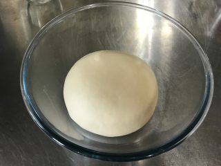 软绵绵吐司,面团放盆中准备开始第一次发酵