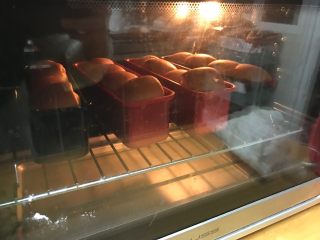软绵绵吐司,提前预热烤箱上下火180度
吐司盒放入预热好的烤箱内，烤制28-30分钟。表面上色后及时加盖锡纸