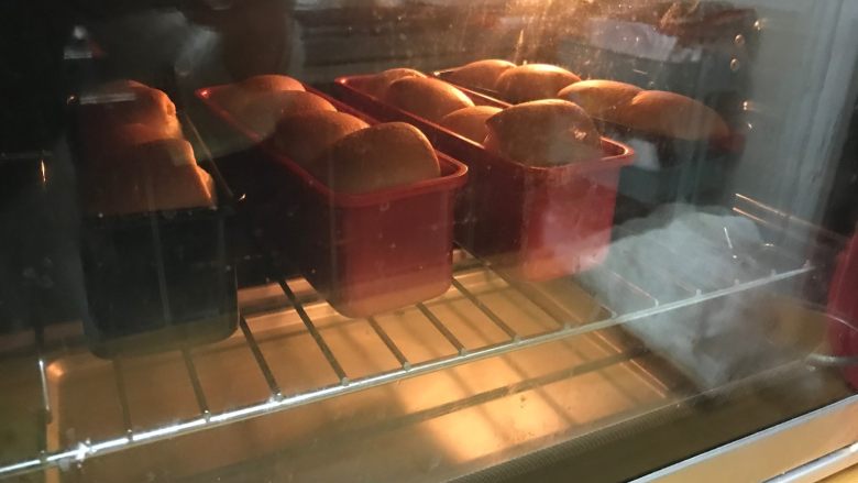 软绵绵吐司,提前预热烤箱上下火180度
吐司盒放入预热好的烤箱内，烤制28-30分钟。表面上色后及时加盖锡纸