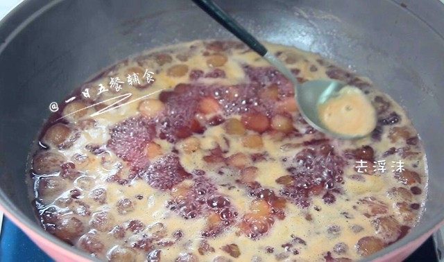 葡萄果酱, 大火将汤汁煮沸,转中火慢慢熬制。有浮沫，将浮沫去掉。
🌻小贴士：浮沫不去掉，果酱会有涩味。