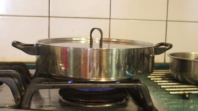 瓦奇诺炖牛尾,盖上盖子小火煮20分钟。