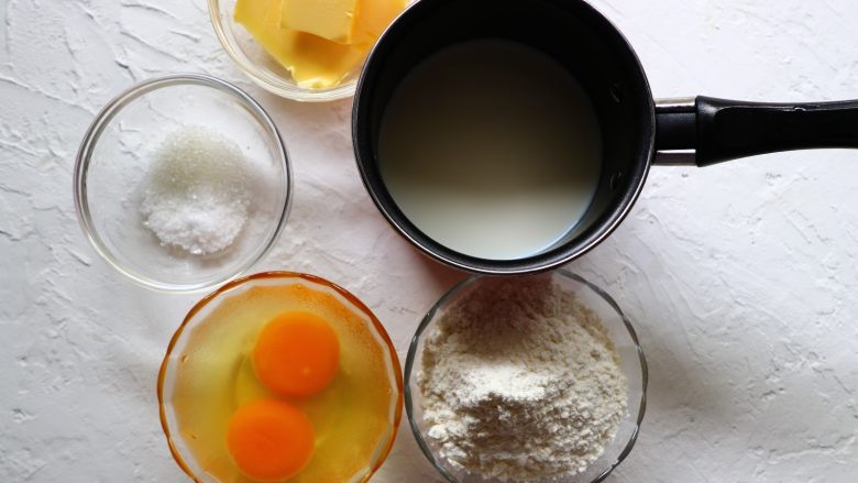 泡芙塔,以上食材适用于一份学厨马卡龙金色不沾浅盘30杯用量
准备好以上食材，今天两个蛋正好是90g。
