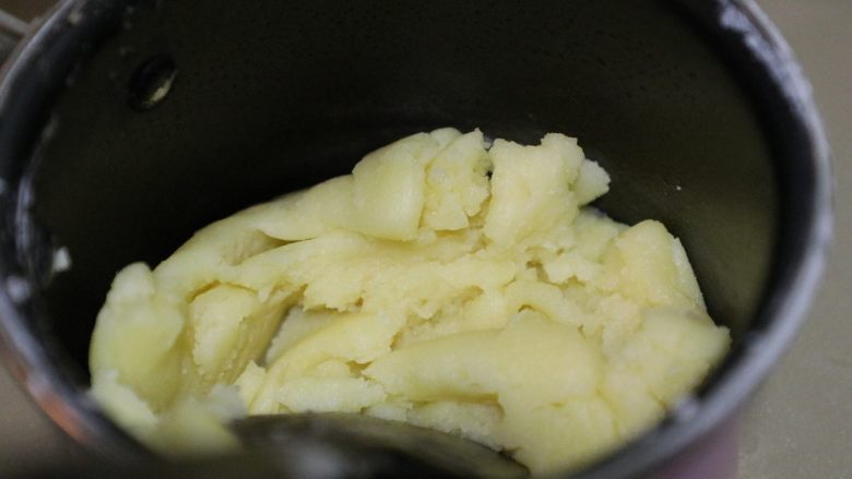 泡芙塔,待搅拌均匀后再加入下一次。直到蛋液全部加入为止。