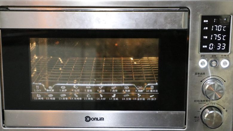 泡芙塔,东菱烤箱上火170度，下火175度，底层35分钟，预热5分钟，待30分时放入烤箱。