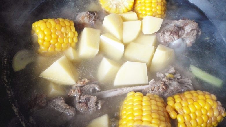 秋季滋补靓汤——玉米羊肉汤,再次开锅后，加入土豆，