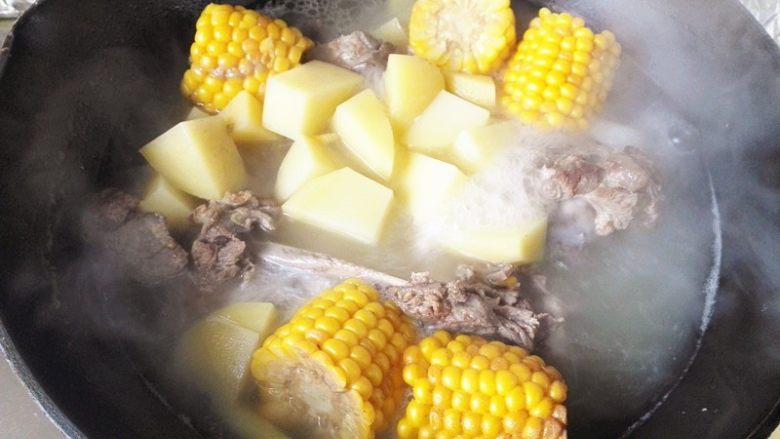 秋季滋补靓汤——玉米羊肉汤,大约炖15分钟左右就可以出锅了，
