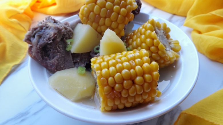 秋季滋补靓汤——玉米羊肉汤,喜欢其它调味料的，也可以加哦。
