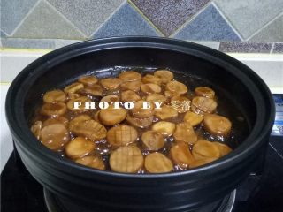 蚝油杏鲍菇,上盖，煮几分钟，淋入水淀粉，迅速搅拌均匀，关火；