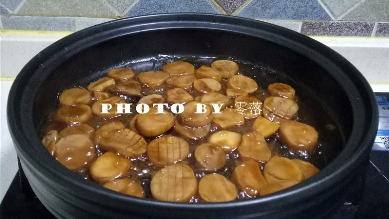 蚝油杏鲍菇,上盖，煮几分钟，淋入水淀粉，迅速搅拌均匀，关火；