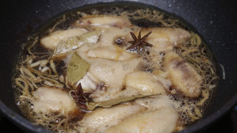 可乐鸡翅,盖上锅盖中火焖煮；