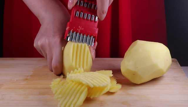学会土豆的这种新做法，比肉还好吃下饭倍棒,接着用波浪刀将土豆切片备用。