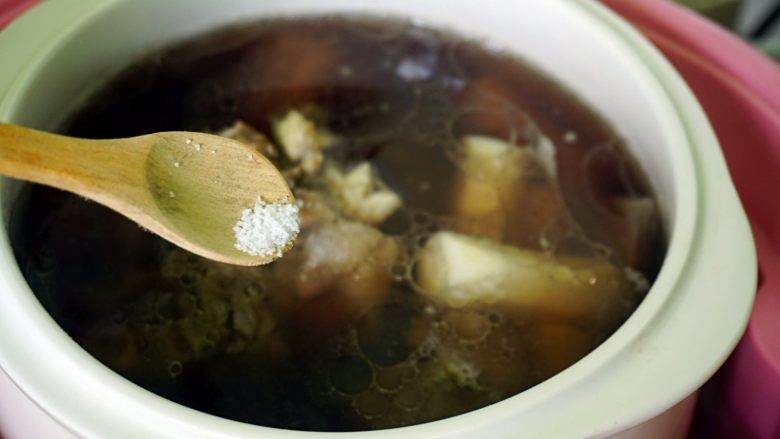 山药黑豆滋补汤,出锅前加入盐即可。