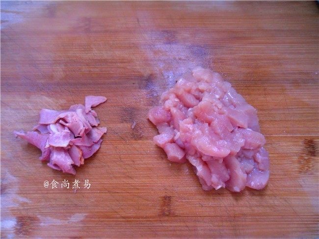 菠菜鸡肉饼,鸡胸肉、培根、解冻后分别洗净切小块