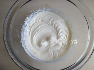 【奧利奧凍芝士蛋糕】,將表面裝飾用的淡奶油和白砂糖打發至可以劃出清晰紋路的狀態
