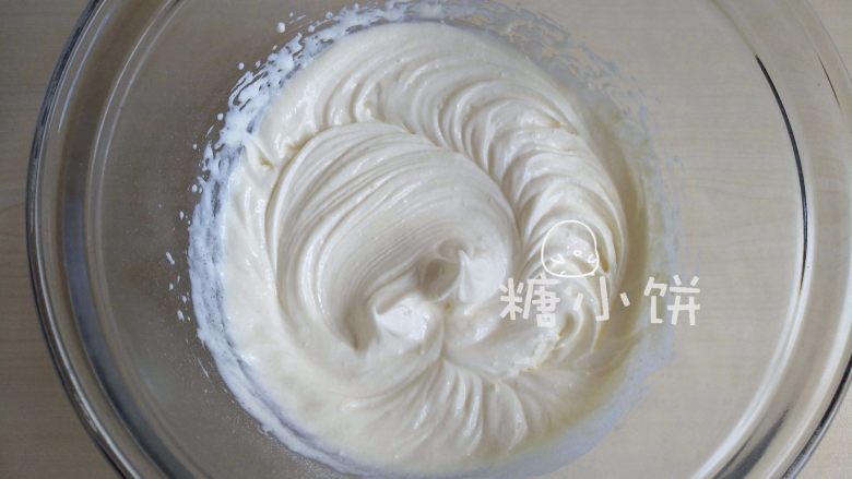 【奥利奥冻芝士蛋糕】,将表面装饰用的淡奶油和白砂糖打发至可以划出清晰纹路的状态