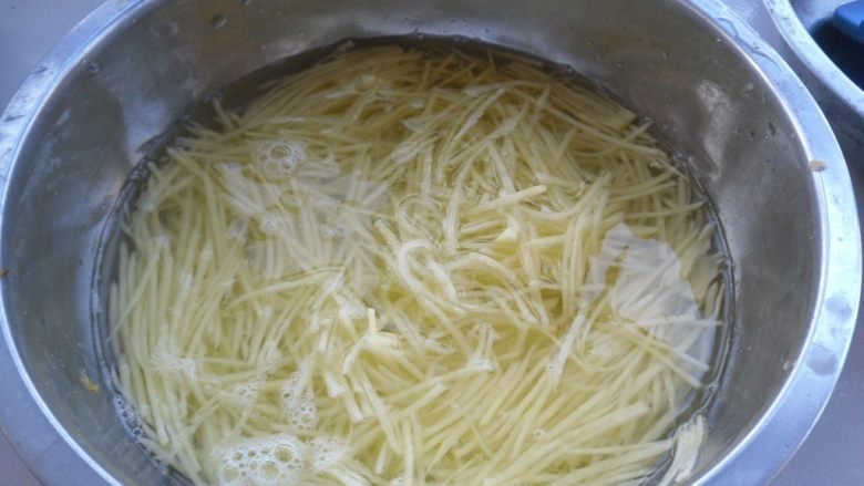 橄榄油小炒, 把土豆切丝，洗净淀粉，沥干水分备用 