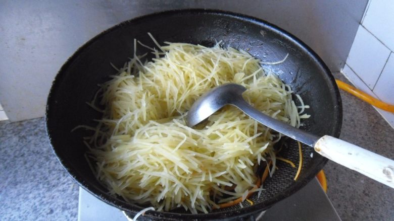 橄榄油小炒,放入备用的土豆丝 