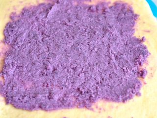 紫薯辫子土司,把紫薯泥平铺在面皮上，抹均匀。