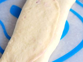 紫薯辫子土司,左右折叠起来，把上下口捏紧。