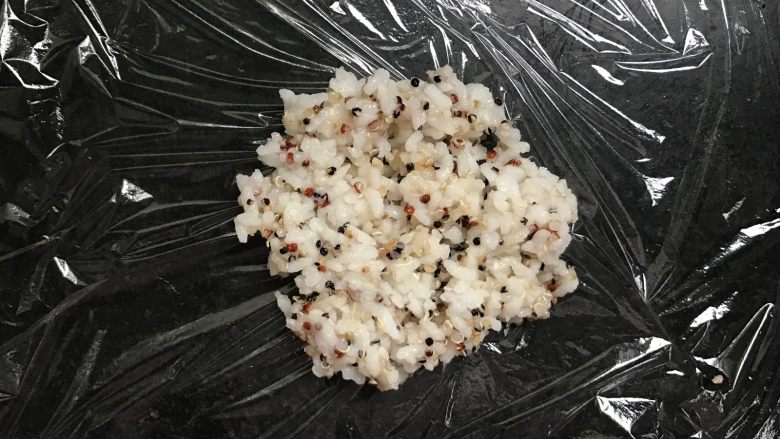 藜麦鱼松饭团,铺一张保鲜膜
放一勺米饭