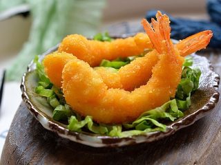日式炸虾,把炸好的虾放在生菜丝上，这样既好看又可以吃,还解腻