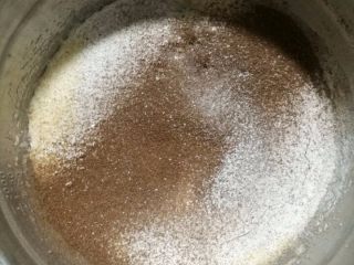 巧克力豆甜甜圈蛋糕,6.一次性加入过筛的低筋面粉，可可粉和泡打粉，用硅胶刀快速轻柔的从底部往上翻拌。