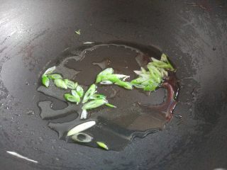 丝瓜炒虾球, 热锅热油，爆香葱花儿