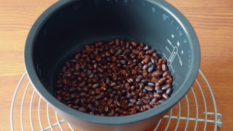 电饭煲蜜红豆+抹茶红豆绵绵冰,煮完就是这样颗颗分明的，表面看上去有点干，水都在下面。放冰箱冷藏。