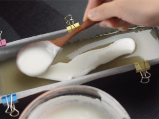 绿豆水羊羹,晃一下模具，琼脂表面已经凝结，内部还没凝结的时候就可以把椰浆淋上去。