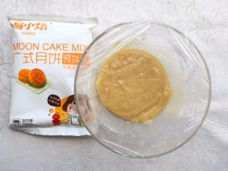 广式蛋黄月饼,混合均匀后用保鲜膜盖好醒发30分钟。