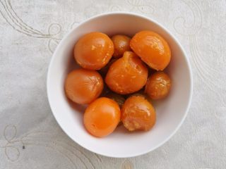 广式蛋黄月饼,咸蛋黄放入烤箱180度烤7分钟放凉备用。
