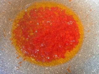 菠萝咕咾肉,锅中继续少油，小火，倒入2勺左右的番茄酱，再放点糖，慢慢炒匀。