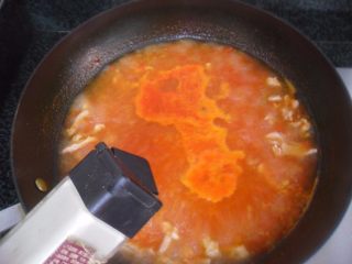 番茄肉絲濃湯,調入少許胡椒粉去腥增香