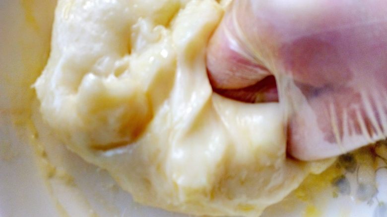 心相印红丝绒麻薯软欧,取出放至微温，加入黄油全部揉进麻薯里。

