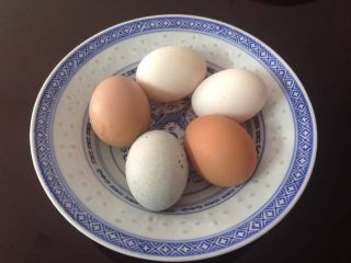 三色蒸蛋,准备食材。