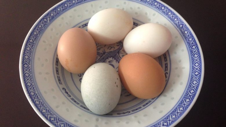 三色蒸蛋,准备食材。