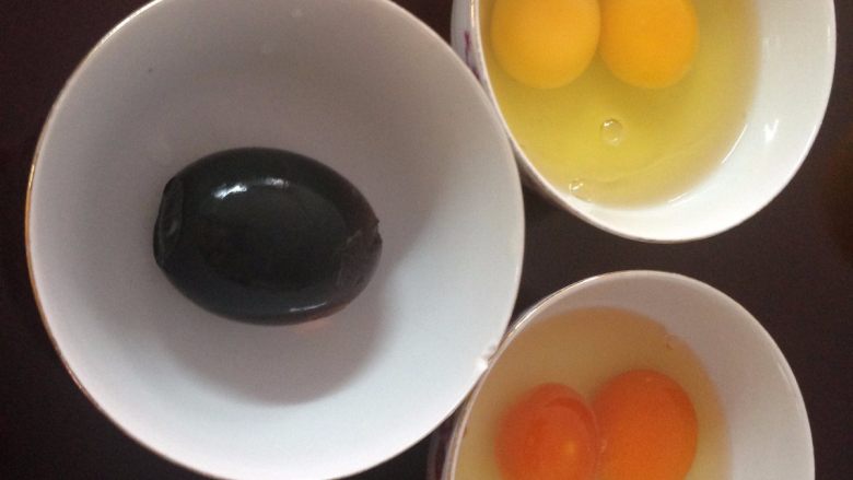 三色蒸蛋,把三种蛋别打在碗里。