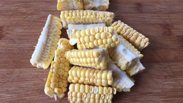砂锅玉米焖翅根,玉米洗净切小块；