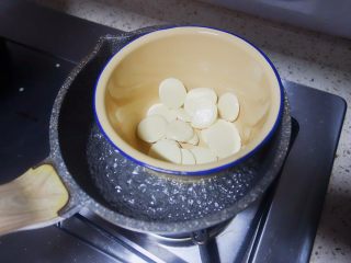 青蛙泡芙,	将融化的白巧克力加入奶油中混合均匀，将白巧抹茶从泡芙底部挤入即可，放冰箱