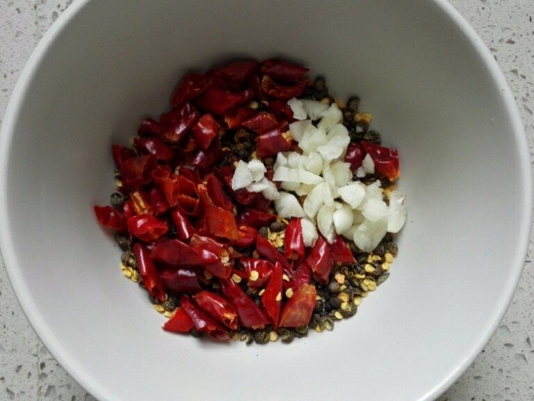 干煸豆角,2．	干辣椒去籽剪成段，麻椒适量，蒜切末备用。