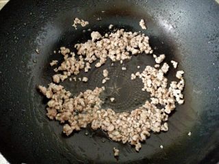 干煸豆角,4．	将肉馅放入锅中，煸炒至肉馅变白。