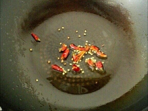 果仁菠菜,5.	干辣椒洗净用厨房剪剪成段，用清水泡一会儿，这样再炸时不会糊。热锅凉油，放入花椒粒炸出香味，再放辣椒段炸香。