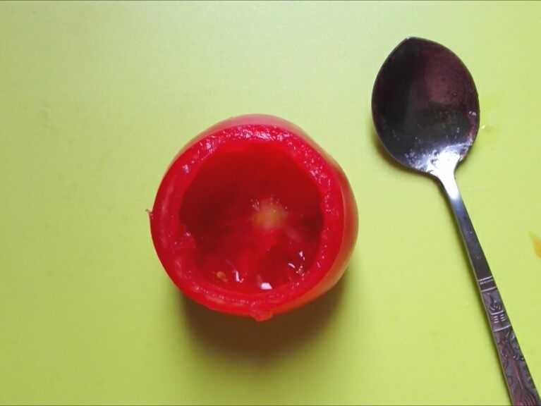 西红柿烘蛋,2.用小勺挖去西红柿的果肉
