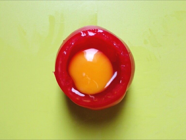 西红柿烘蛋,3.将鸡蛋打入西红柿盅中
