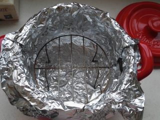 坤博砂锅烤红薯,把烤架放锡纸上。