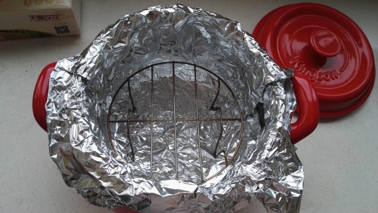 坤博砂锅烤红薯,把烤架放锡纸上。