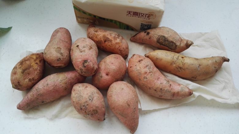 坤博砂锅烤红薯,擦干水分的红薯。
