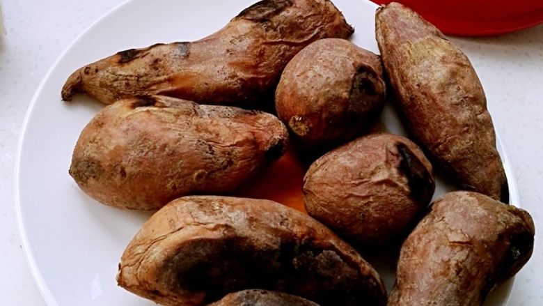 坤博砂锅烤红薯,成品。

