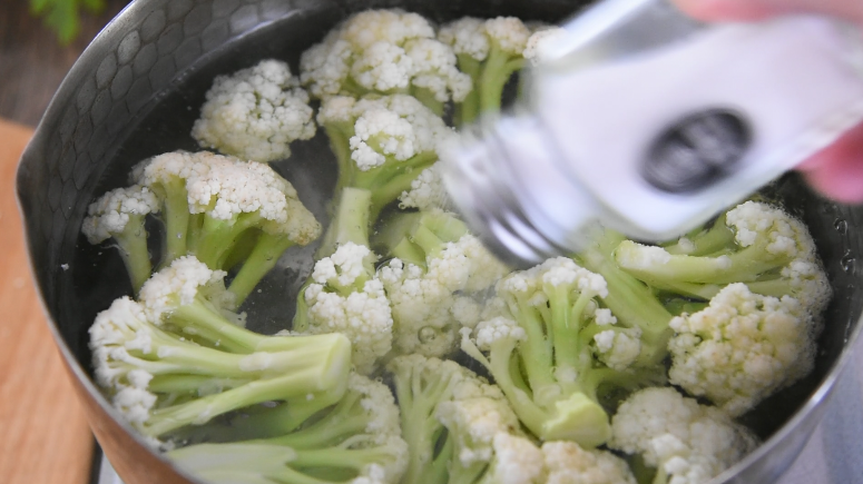 饭店必点的干锅花菜，是这么做出来的！,沸水下花菜，倒入1g盐